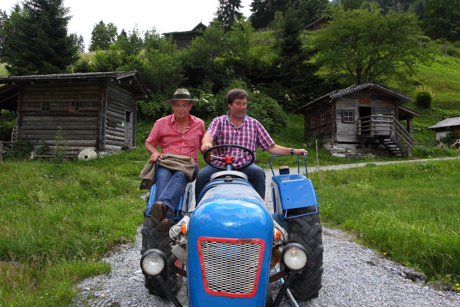 Martin und Michael am Traktor im Talmuseum