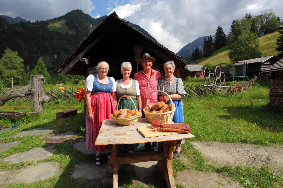 Michael mit den fleißigen Brot-Bäckerinnen