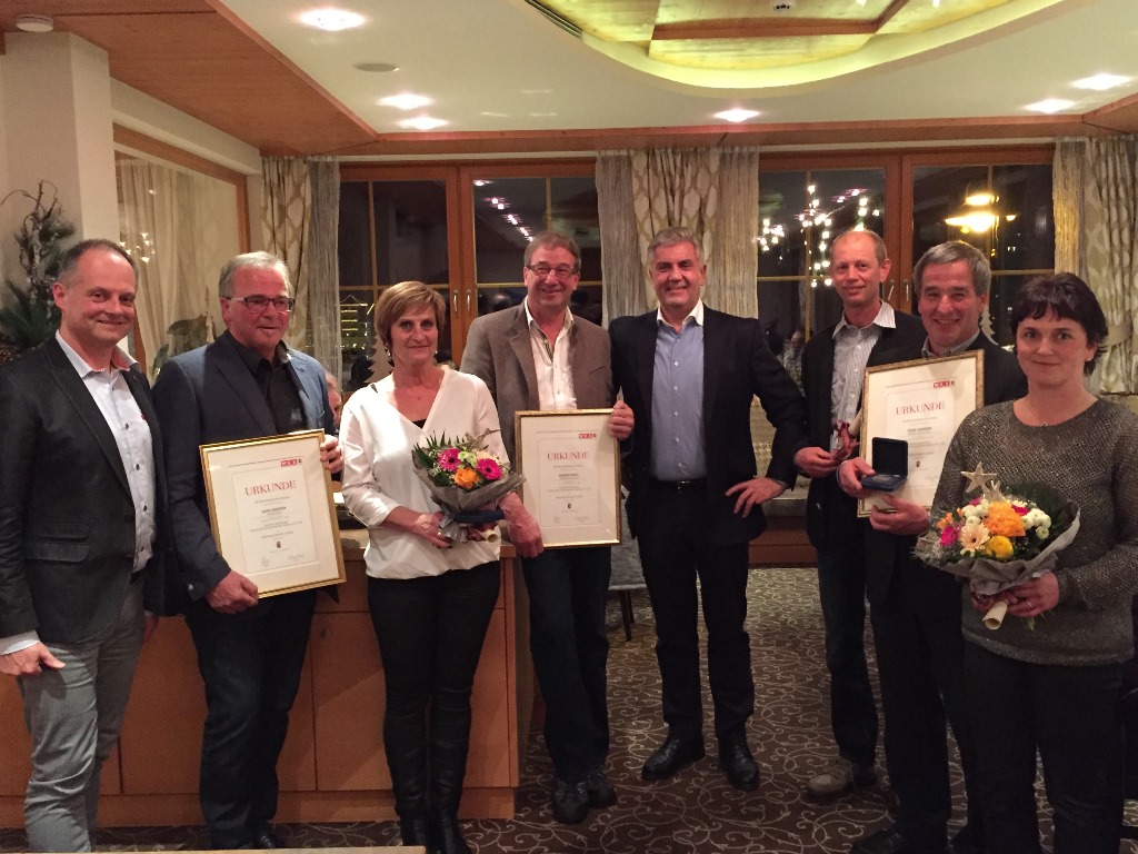 Mitarbeiterehrung bei den Großarler Bergbahnen - vlnr - Gf. Josef Gruber, Betriebsleiter Alois Kreuzer mit seiner Frau Karin, Herbert Heigl, Gf. Peter Hettegger, Alois Andexer und Peter Ammerer mit seiner Frau Sylvia