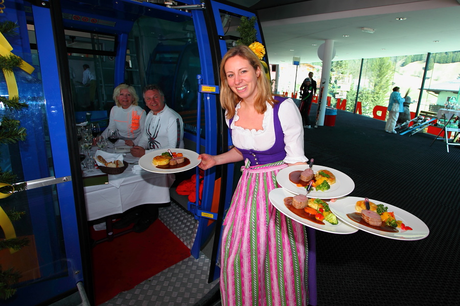 Tina Neudegger (Nesslerhof) serviert die Hauptspeise