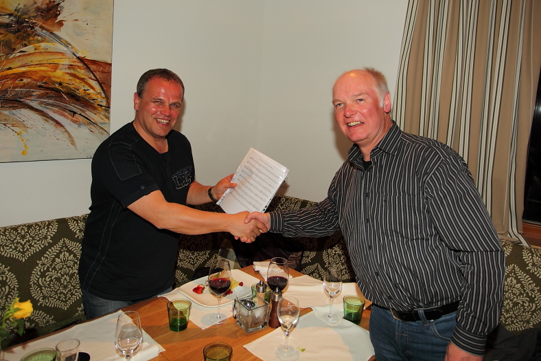 Kapellmeister Peter Gappmayr nimmt die Partitur entgegen
