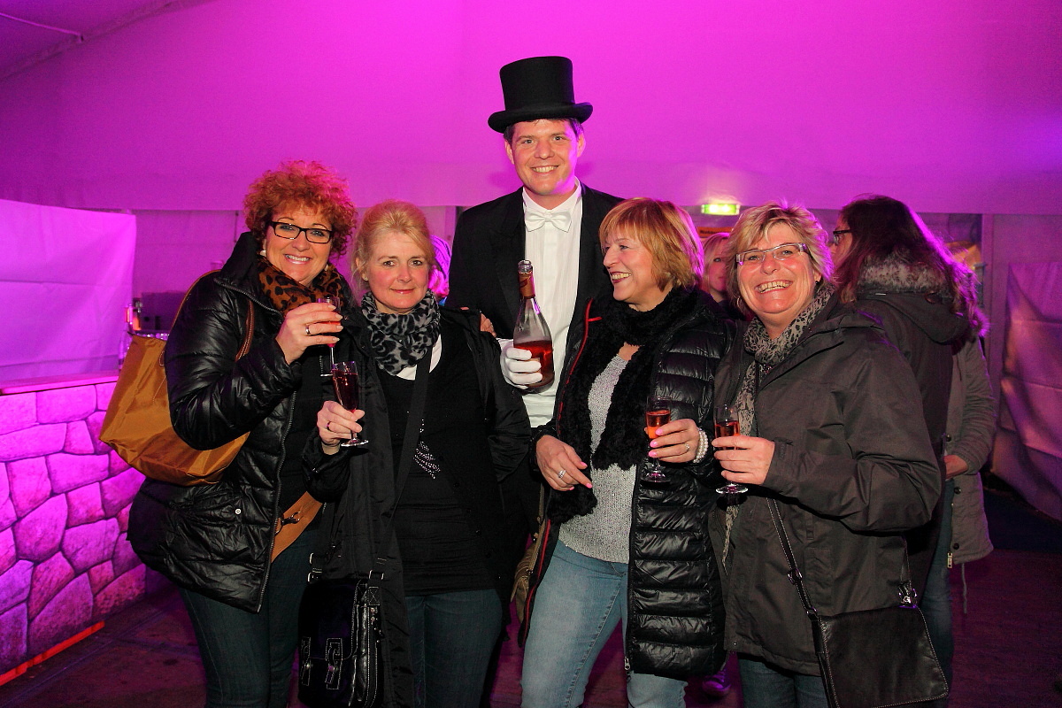 Dominik heißt alle Damen herzlich willkommen