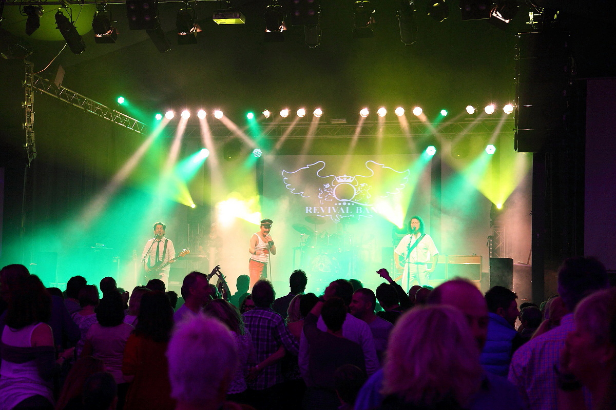 Tolle Stimmung im Partyzelt mit der Queen Revival Band