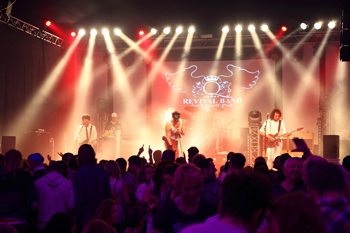 Tolle Stimmung im Partyzelt mit der Queen Revival Band