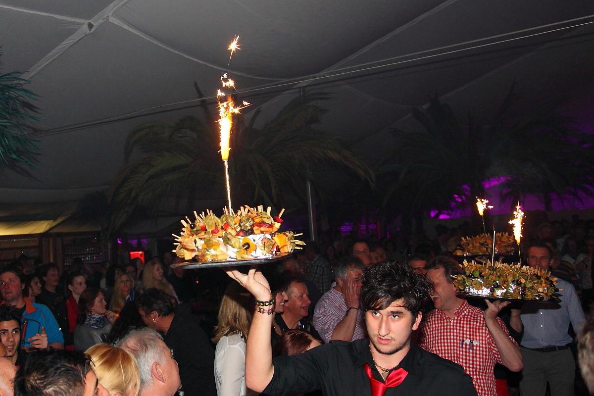 Süße Mitternachtsüberraschung bei der Welcome-Party