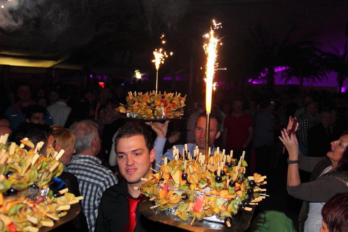 Süße Mitternachtsüberraschung bei der Welcome-Party