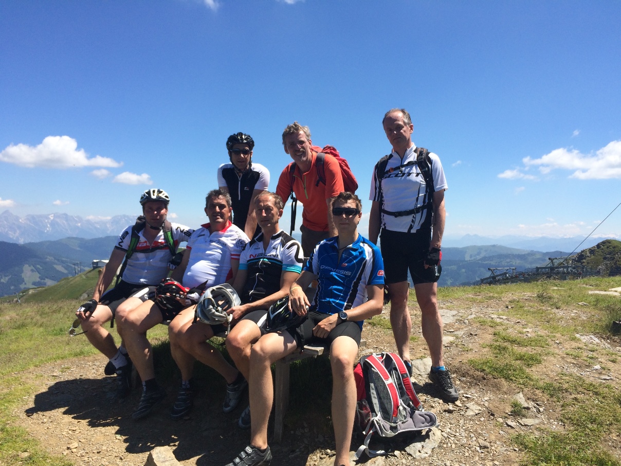 Mountainbiken als Gemeinschaftserlebnis - Großarler Bürgermeister, Hoteliers, Geschäftsführer von TVb und Bergbahn