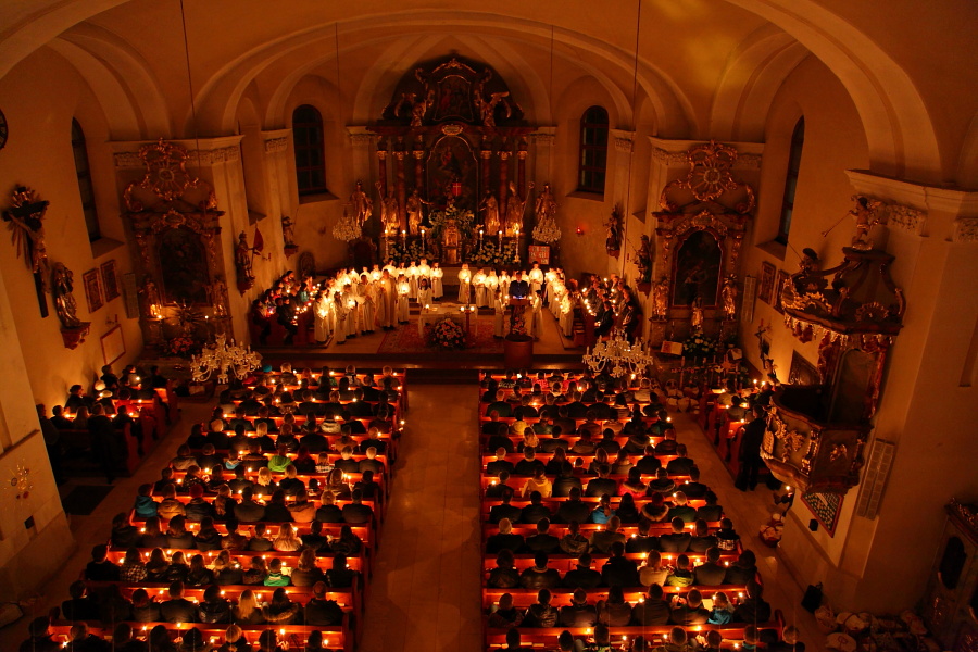 Osternacht in der Pfarrkirche Großarl bei Kerzenschein