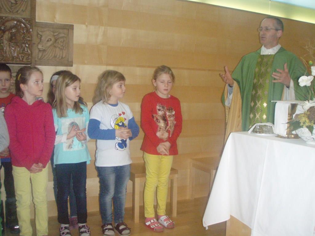 Volksschulkinder beim Gottesdienst im Altersheim