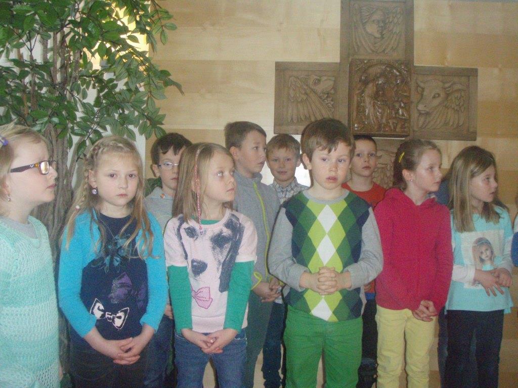 Volksschulkinder beim Gottesdienst im Altersheim