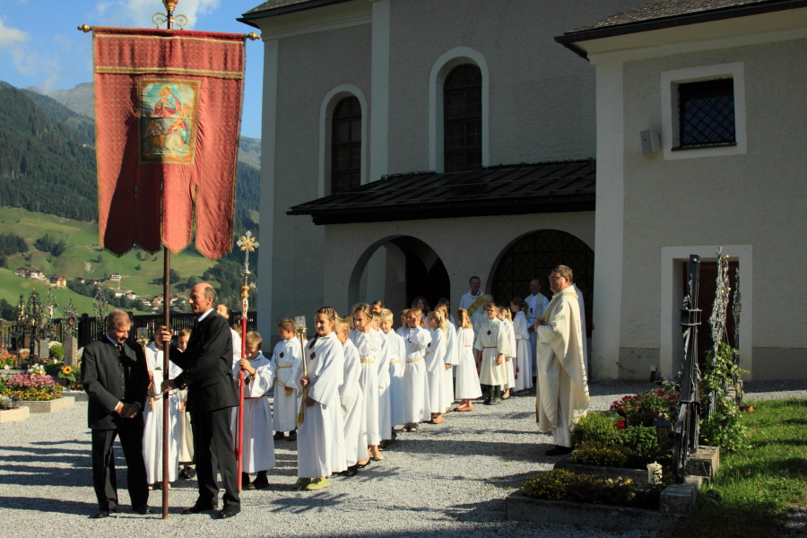 Abmarsch an der Pfarrkirche vor der Messeer Pfarrkirche