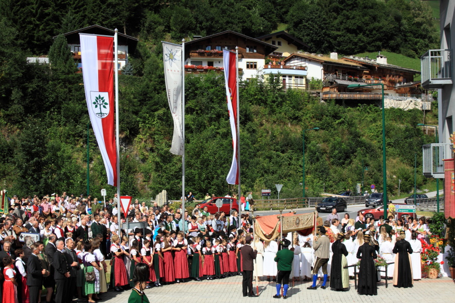 Prozession - Station vor dem Mehrzweck-/Vereinshaus