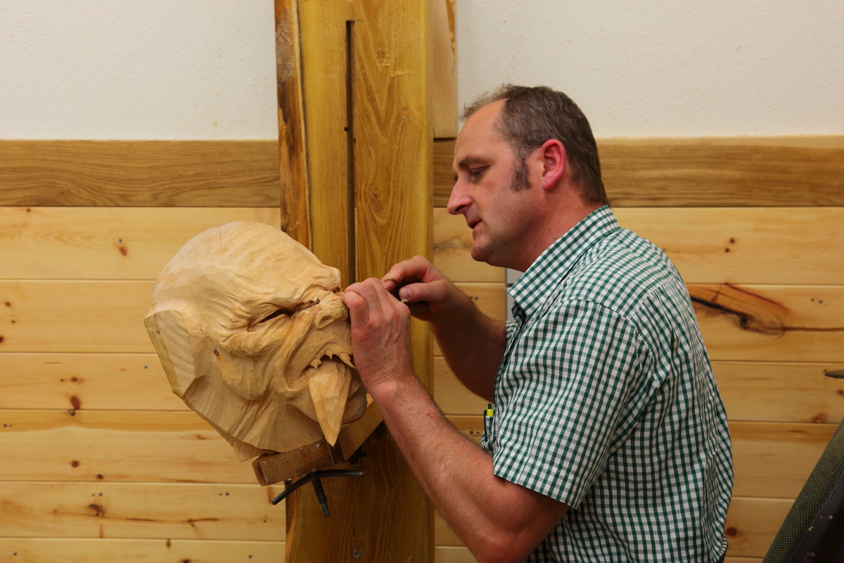 Maskenschnitzer Hermann bei der Arbeit