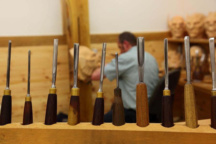 Hermann Prommegger "Metzger" beim Masken schnitzen