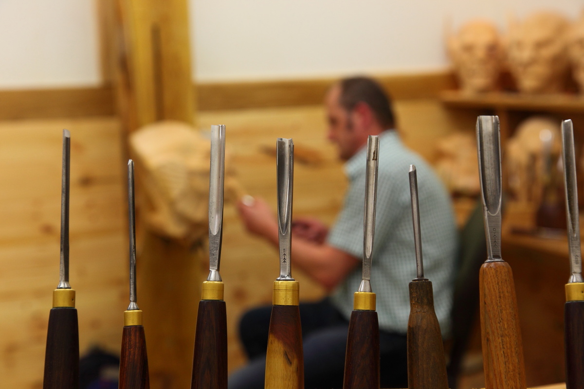 ... messerscharf sind seine Schnitzeisen