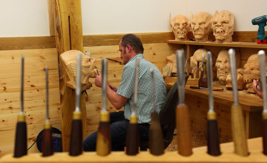 Hermann Prommegger "Metzger" beim Masken schnitzen