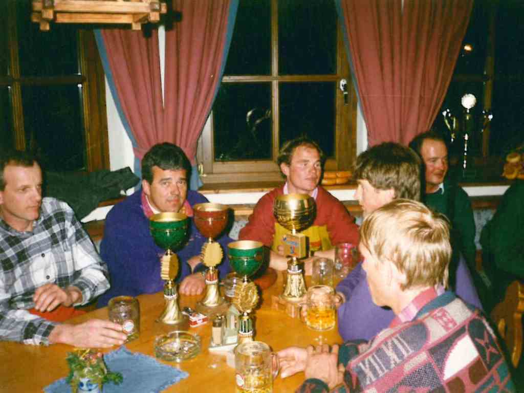 Reinhold umgeben von Pokalen - dieses Motiv findet sich vielfach im Bergbahn-Fotoarchiv