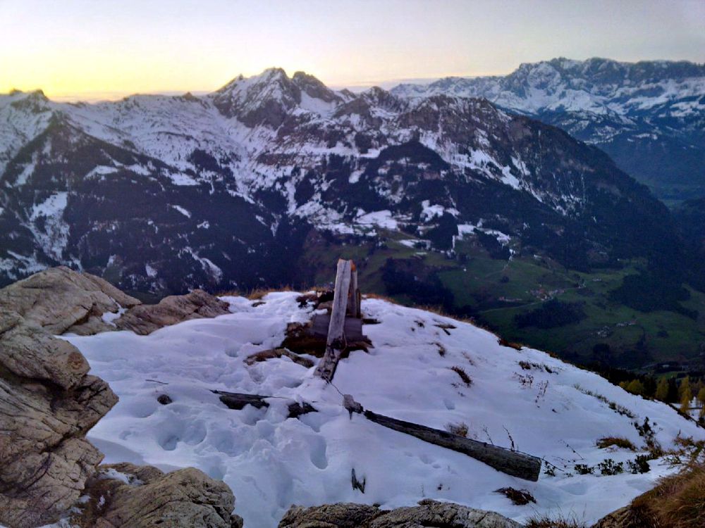 Das Gipfelkreuz nach den Sturm im Spätherbst
