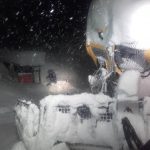 Schneesturm und noch eingeschränktere Sicht bei der nächtlichen Skigebietsvorbereitung