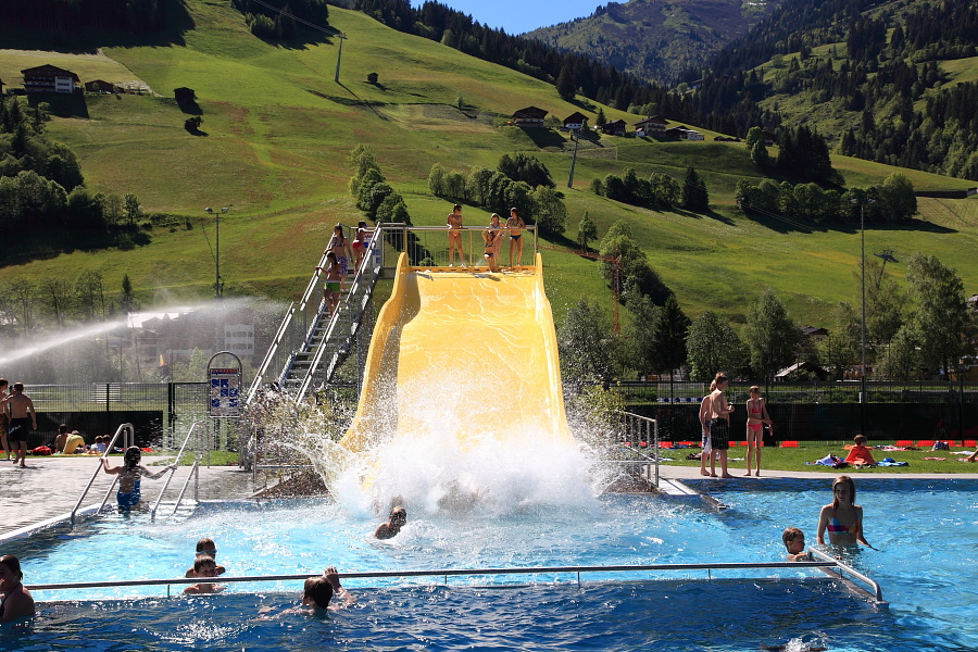 Ab ins Schwimmbad - auch hier gibt es eine Abkühlung