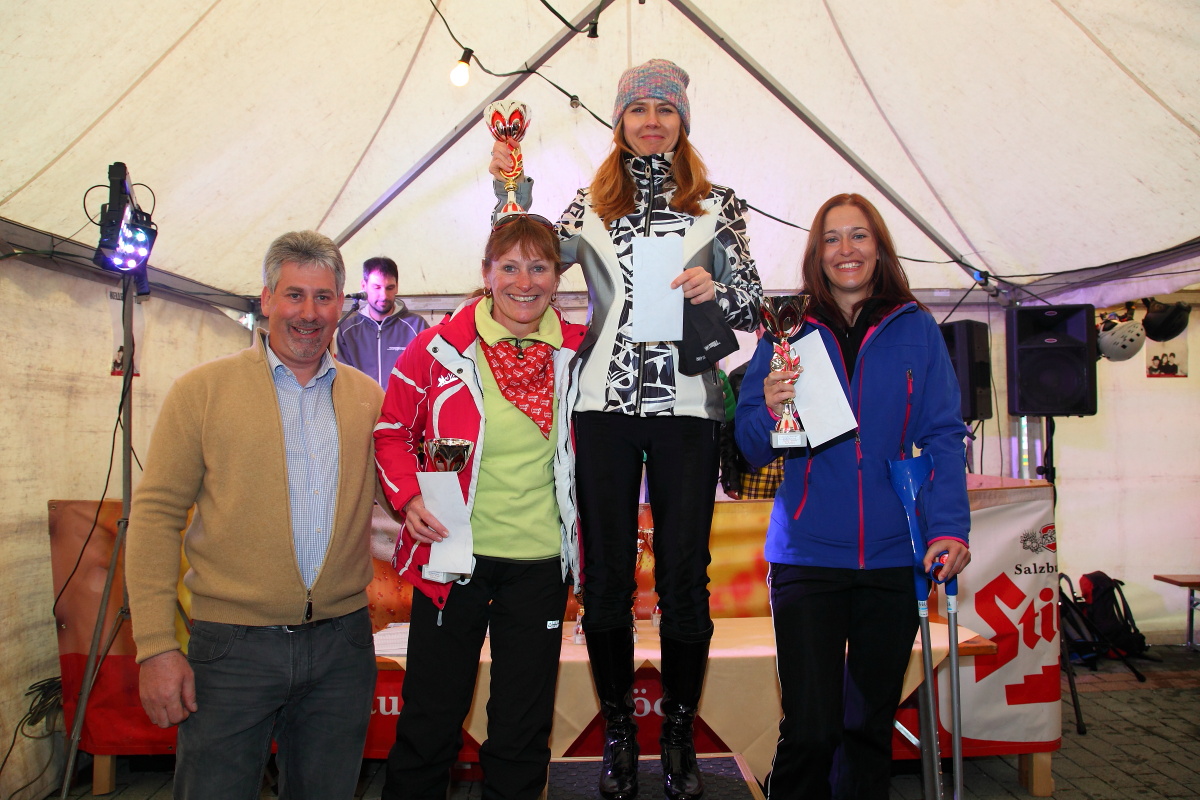 Siegerinnen Gruppe "rot" 1. Iwona Kowalczeska, 2. Jasmin Zimmermann, 3. Luise Lidl mit Norbert Rohrmoser vom Hotel Auhof