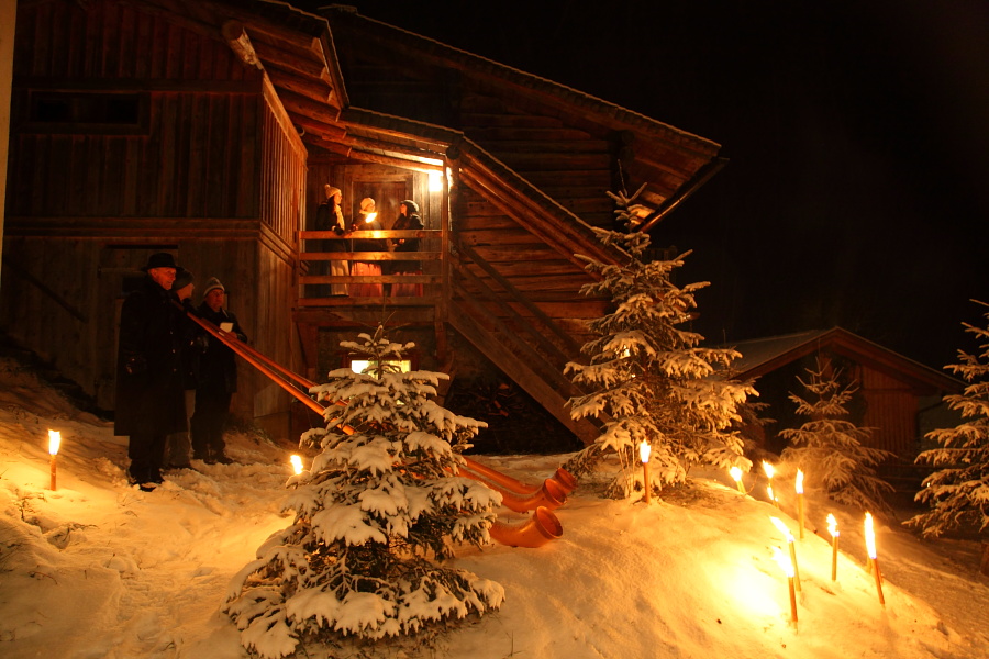 Abends bei der Fackelwanderung nach der Adventmarkteröffnung, gestern, Freitag, 26. November 2010