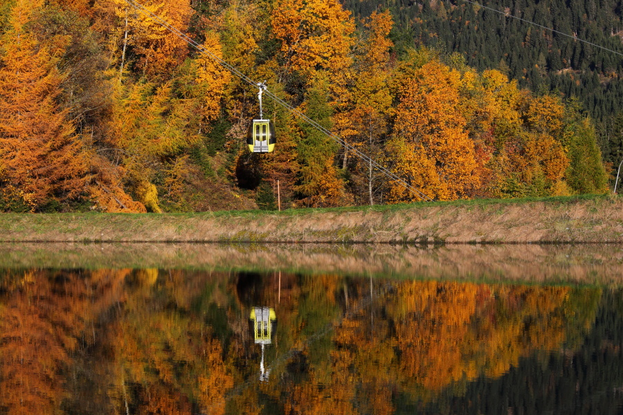 Herrlich spiegeln sich Natur und Technik im Speicherteich