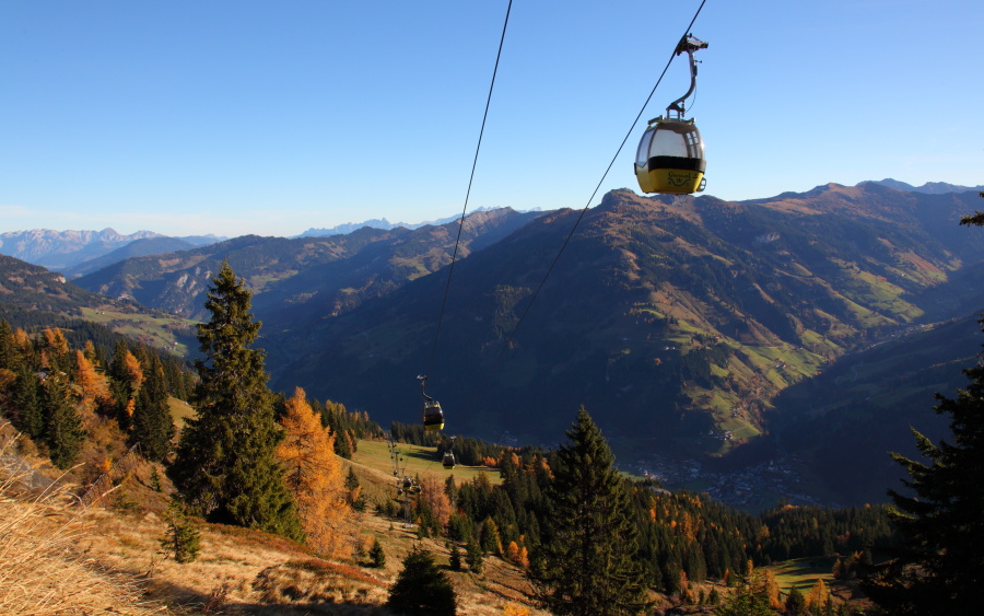 Blick ins Tal - das Ortszentrum liegt noch im Schatten