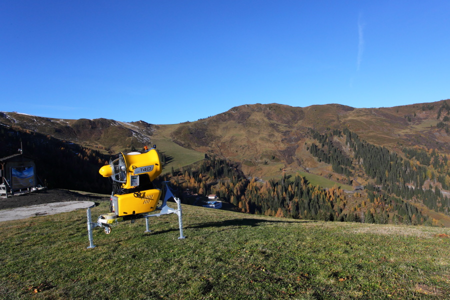 Selbst die Schneekanone passt nun farblich irgendwie gut ins Landschaftsbild