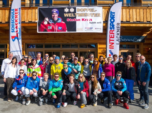 Das ÖSV-Skispringernationalteam im Großarltal mit Trainern, Betreuern, Partnern, Chefleute Hotel Auhof und Skischule Lackner sowie Vertretern von Tourismusverband und Bergbahnen