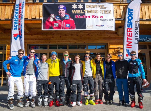 Das ÖSV-Skispringernationalteam vor der RambazamBar im Großarltal. Weltklasseskispringer Stefan Kraft ist in der Bildmitte.