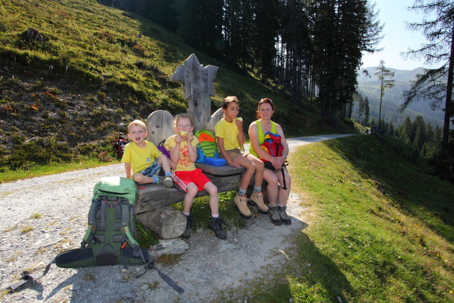 Rast am "Almenweg-Bankerl"