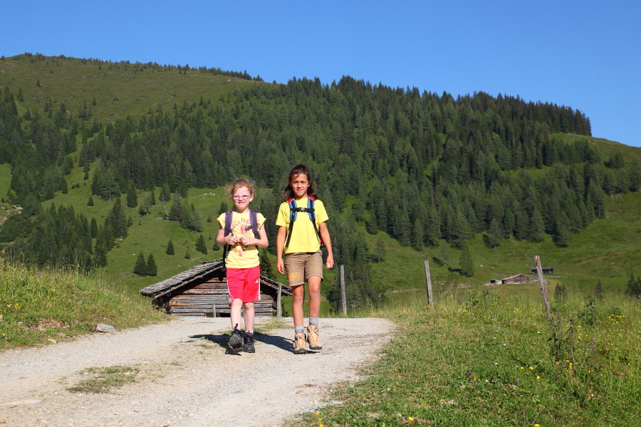 2 fleißige Wanderinnen - gleich sind wir da