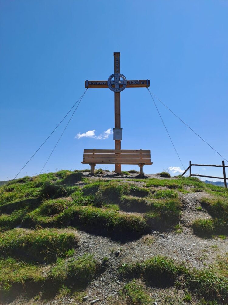 Kreuzeck mit neuem Gipfelkreuz