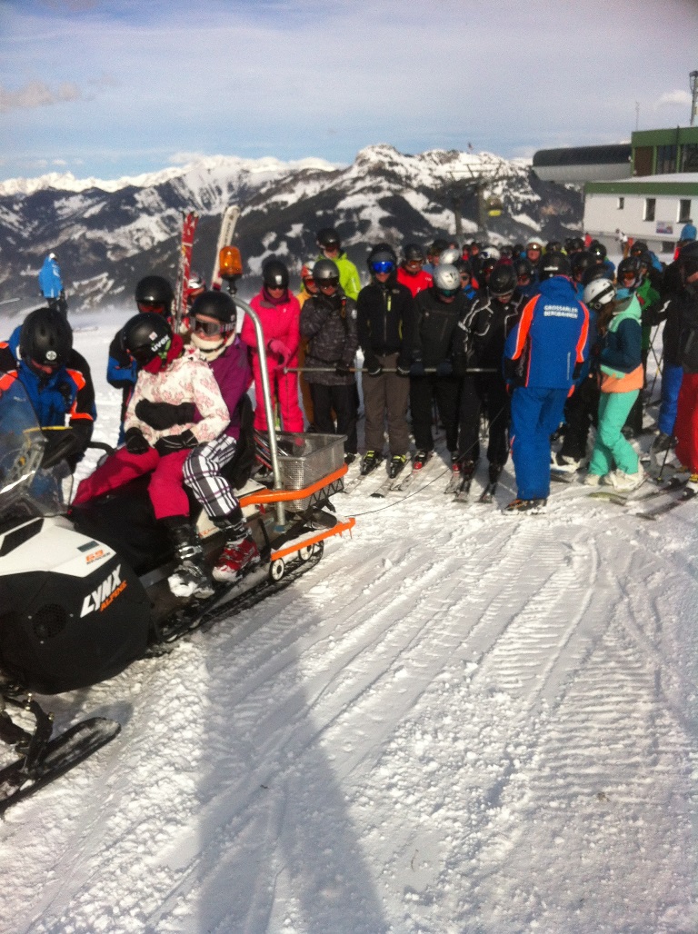 Skidooshuttle - die Bergbahnmitarbeiter "hängen an" und überwachen den sicheren Transport
