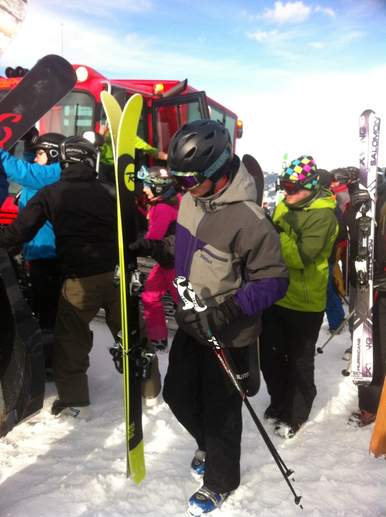 Zuerst Ski im "Kisterl" verstauen dann Einsteigen ins Gerät