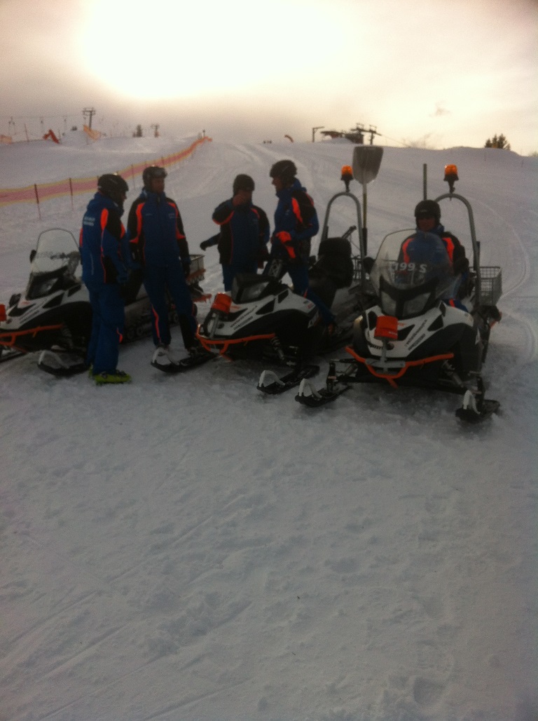 Die Bergbahnenmannschaft mit ihren Skidoos nach erfolgreicher Rückbringungsaktion