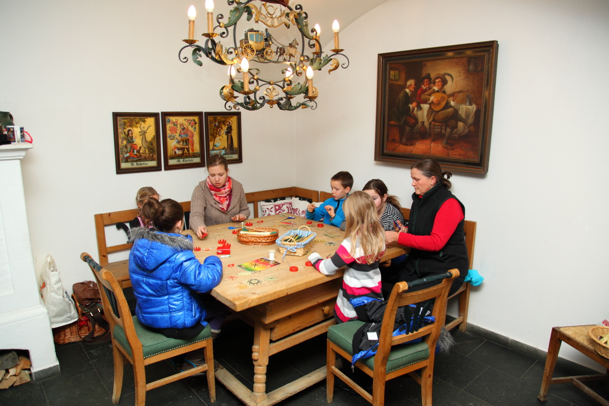 In der Christkindl-Werkstatt wird gebastelt und gemalt