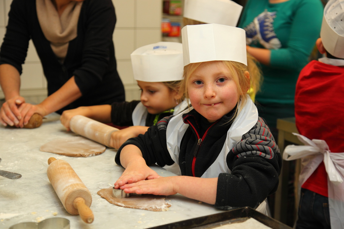 Es wird gerollt, ausgestochen, genascht und gebacken ...