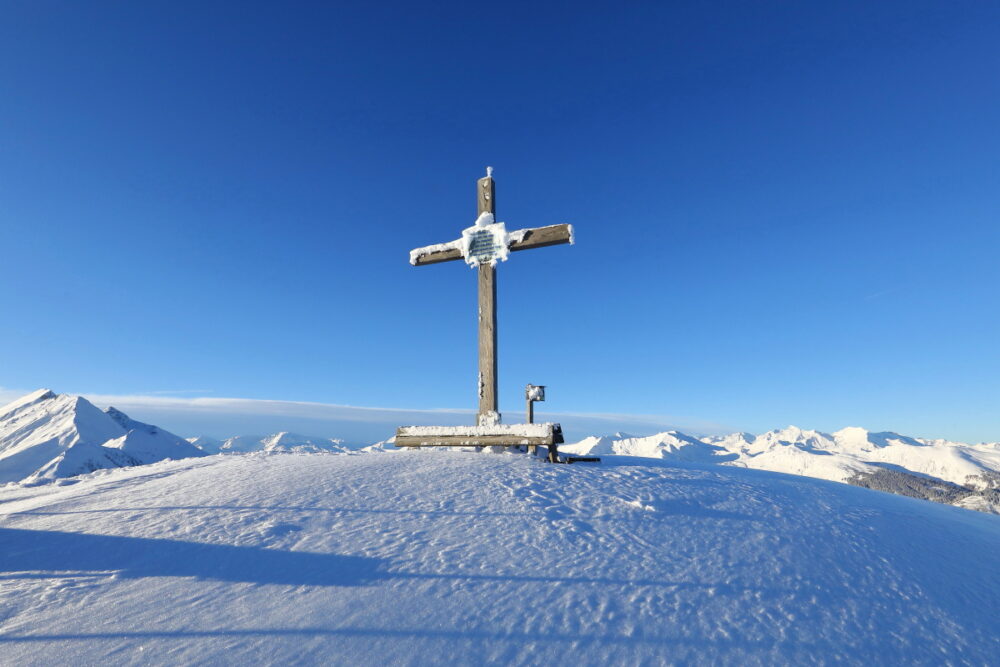 Gipfelkreuz am Kreuzkogel auf der Skischaukel in der Wintersaison 2023