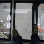 der Blick nach unten aus der Glasbodengondel © Großarler Bergbahnen