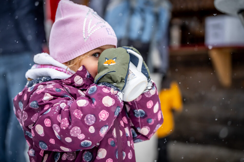 Kinderpunsch trinken am Salzburger Bergadvent