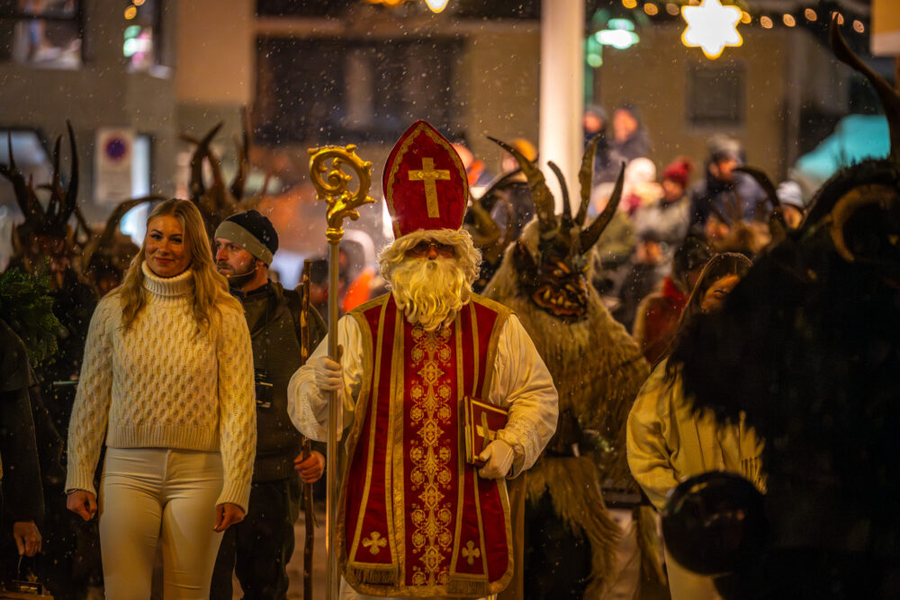 Nikolaus mit seinen Engerln und Krampussen