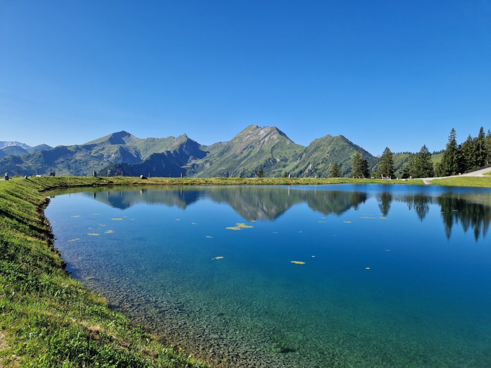 Berge spiegeln sich im See